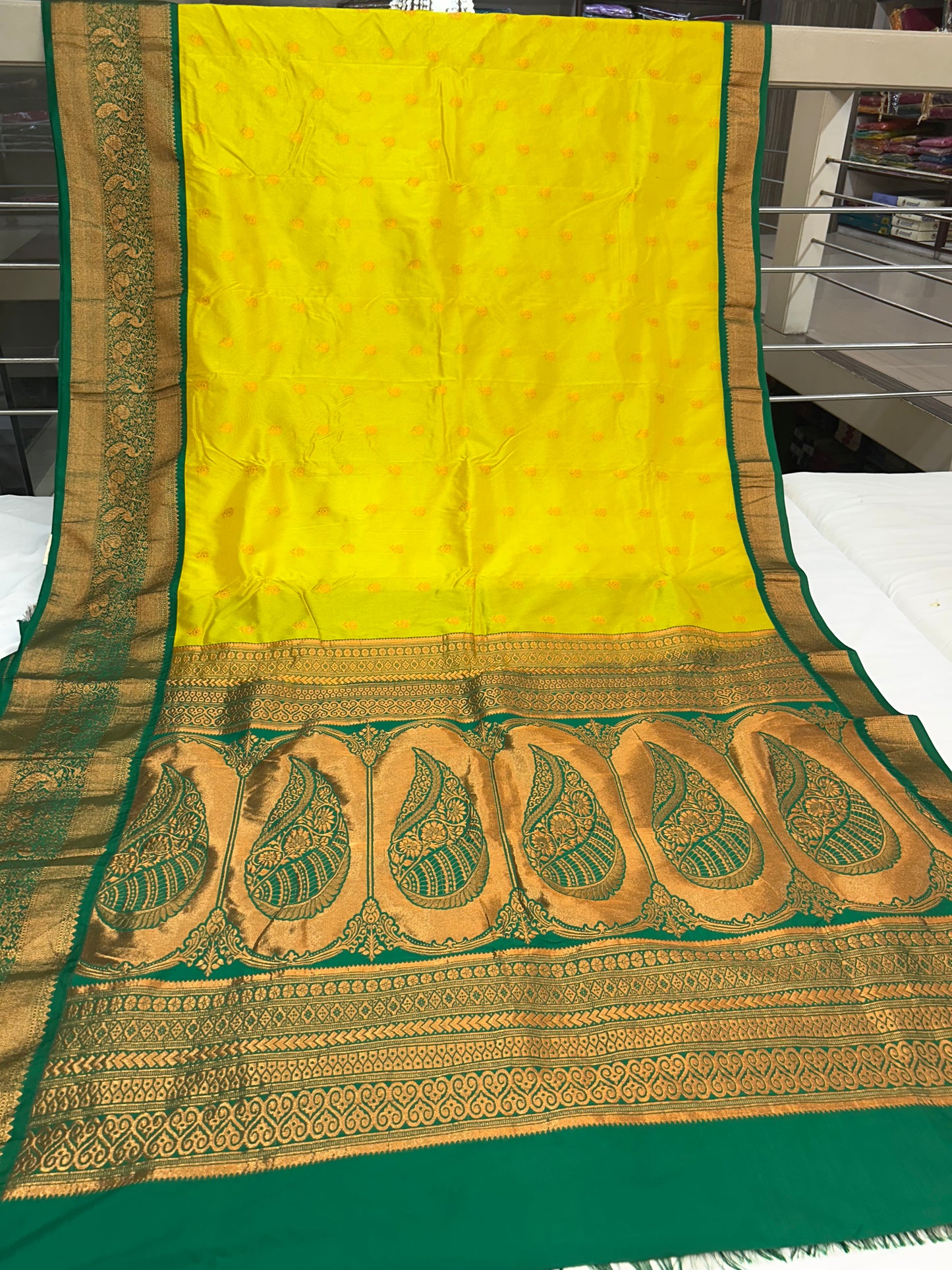 Kanjivaram Contrast border.