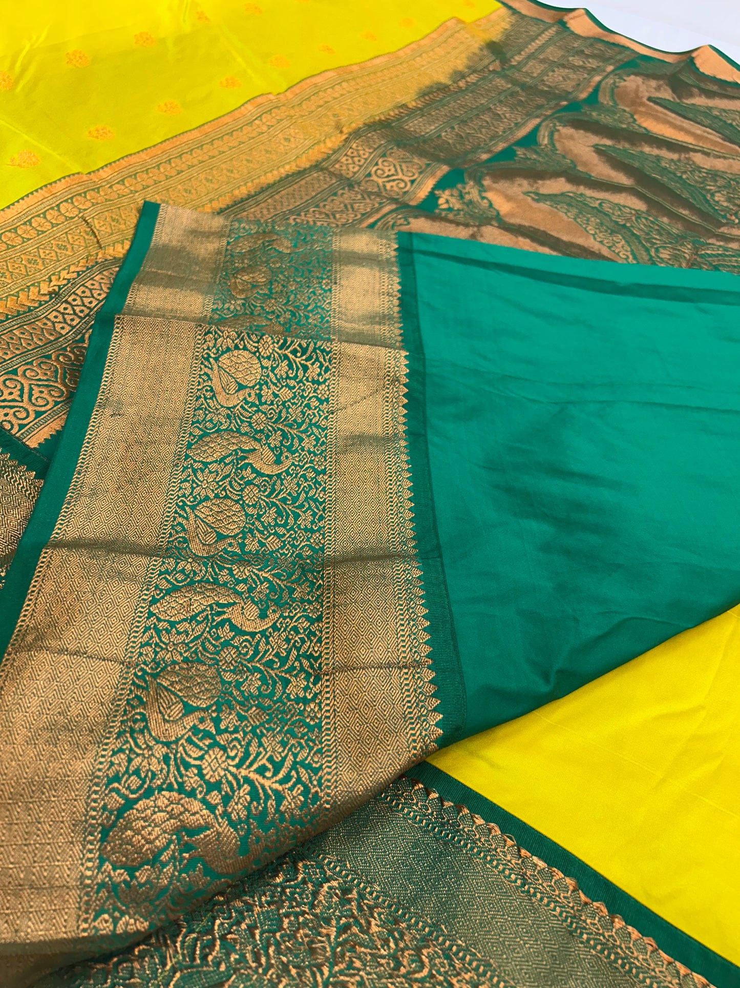 Kanjivaram Contrast border.